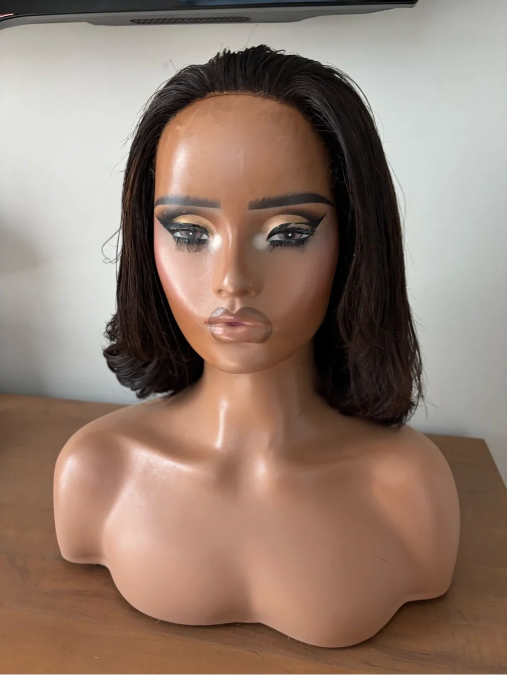 Natural Dark Brown Short Wavy Women's Wig - Sleek Style